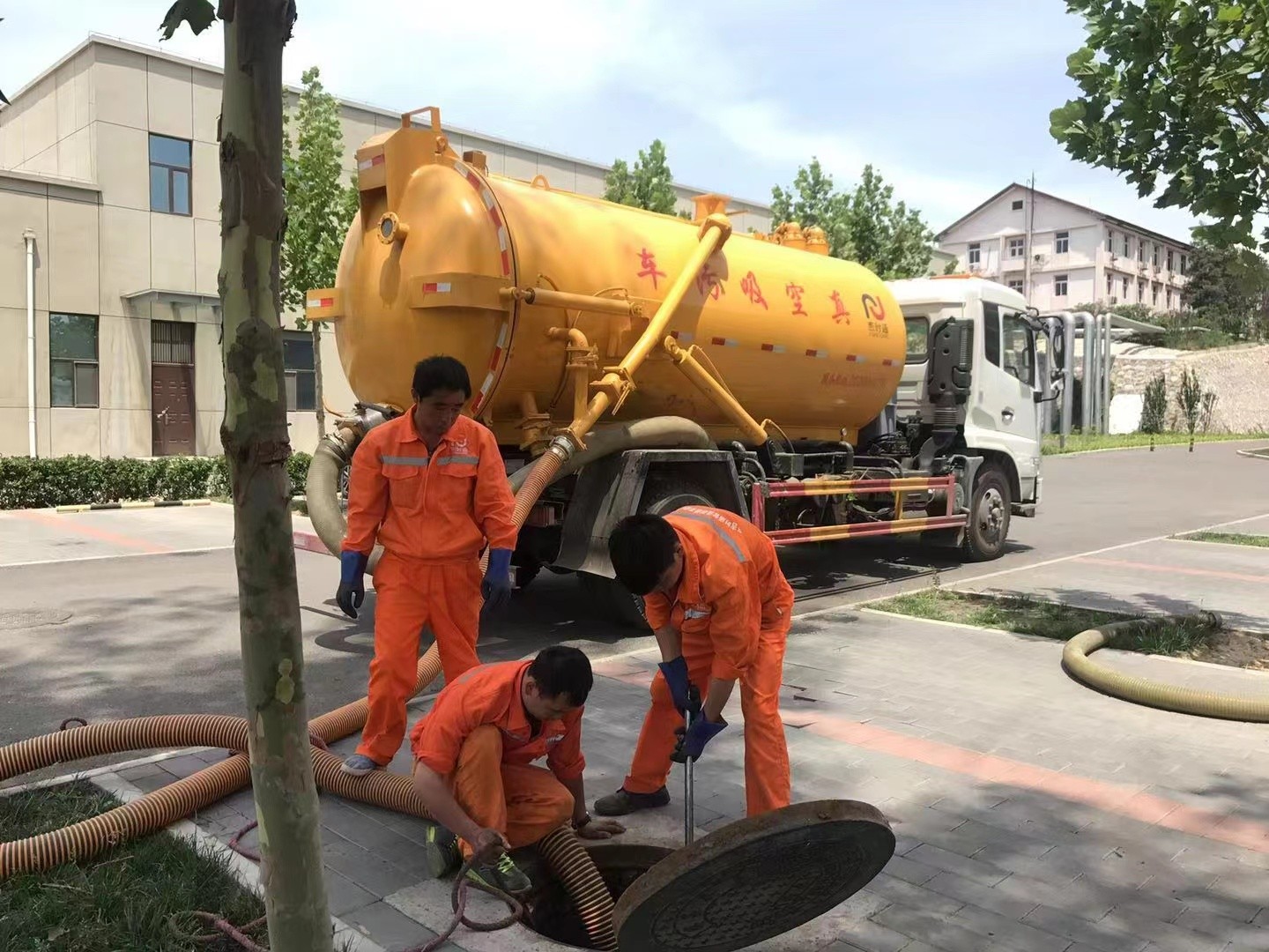 名山管道疏通车停在窨井附近