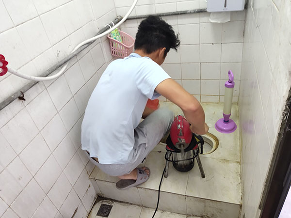 名山管道堵塞冒臭气 专业师傅现场解决问题